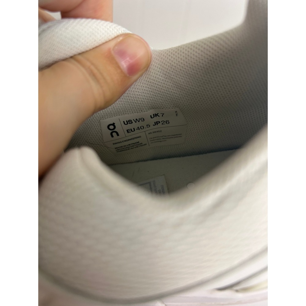 On The Roger Women 9 All White Advantage Low Top Tennis shoes Athleisure Comfort - Picture 6 of 12